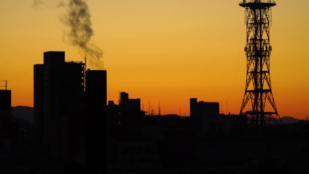 Silhouette Heißer Dampf Schwebt Aus Dem Dach Des Gebäudes — Stockvideo