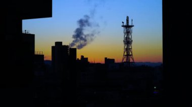 Siluet sıcak Buhar dışarı binanın üst yüzen 