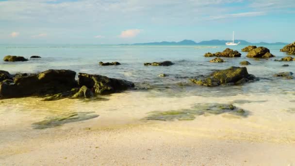 Скелястий Пляж Красивим Морем — стокове відео