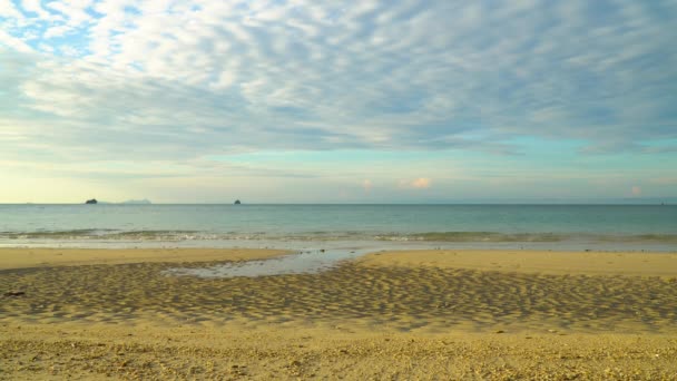 明亮的蓝色天美丽的海滩 — 图库视频影像
