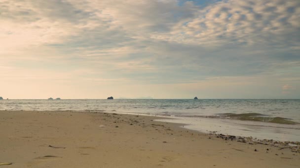 明るい青い日の美しいビーチ — ストック動画