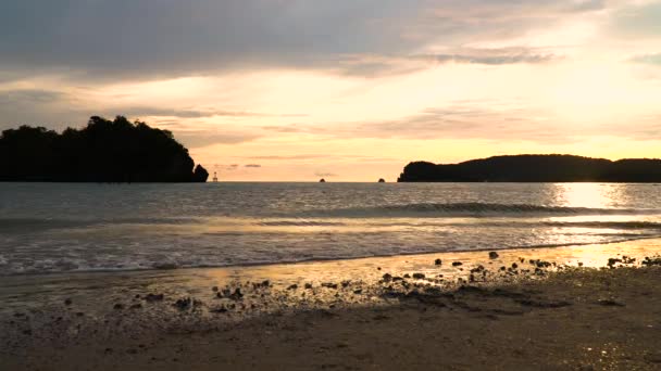 Hermosa Playa Vendiendo Hermosas Playas Reflejando Sol Noche — Vídeo de stock