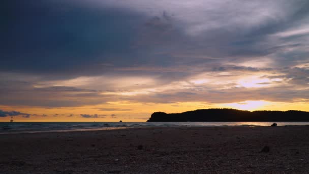 Scena Silhouette Thai Tradizionale Barca Coda Lunga Stanno Guidando Terra — Video Stock