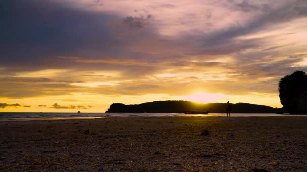 Scena Silhouette Viaggiatore Sta Tornando Piedi Thai Tradizionale Barca Coda — Video Stock