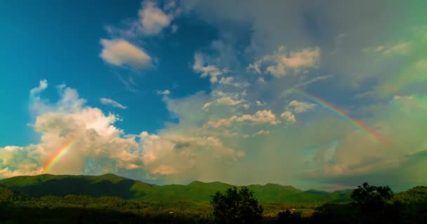 空と山の大きな雲と虹タイムラプス — ストック動画