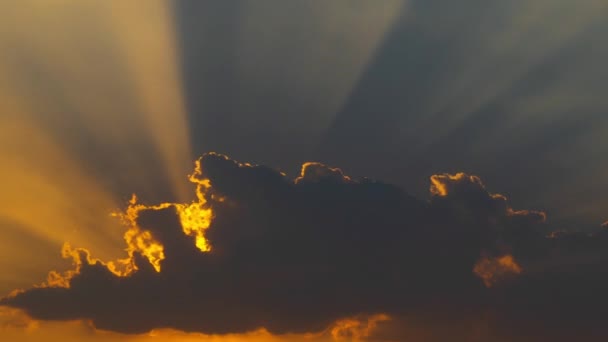 Het Mooie Licht Met Wolken Creëert Een Lichtstraal Die Door — Stockvideo