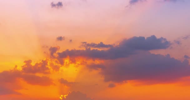 Het Mooie Licht Met Wolken Creëert Een Lichtstraal Die Door — Stockvideo