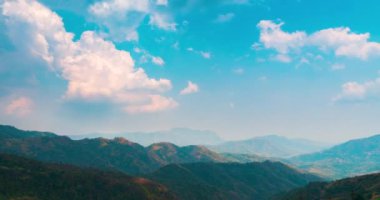 Gökyüzü bulutlarının ışığı ve gölgesi dağ manzarasından akar Zaman atlamalı.