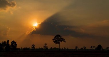 Güzel ışık ve bulutlar, ışığın akşam manzarasında gökyüzünde parlamasına neden olur..