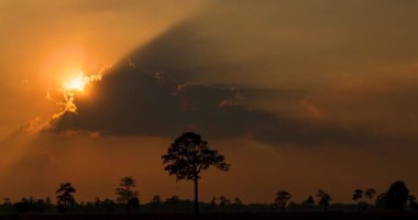 Güzel ışık ve bulutlar, ışığın akşam manzarasında gökyüzünde parlamasına neden olur..