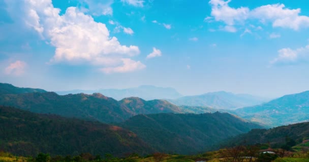 Lumière Ombre Des Nuages Ciel Coulent Travers Vue Sur Montagne — Video