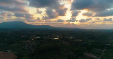Yüksek açı klipsi, Akşam havadan, yanan çim engebenve dumanı görün.