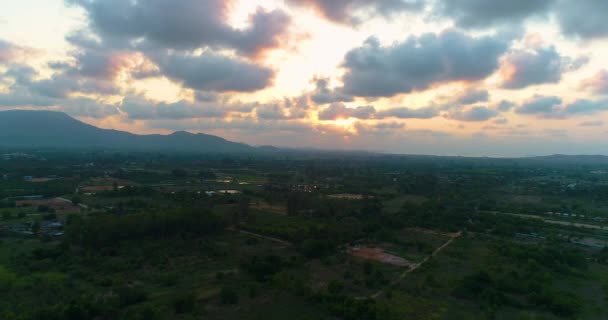 Luchtfoto Breed Land Groene Berg Bij Zonsopgang — Stockvideo