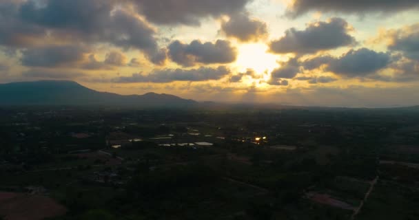 日の出時の広い土地と緑の山の上空を見る — ストック動画