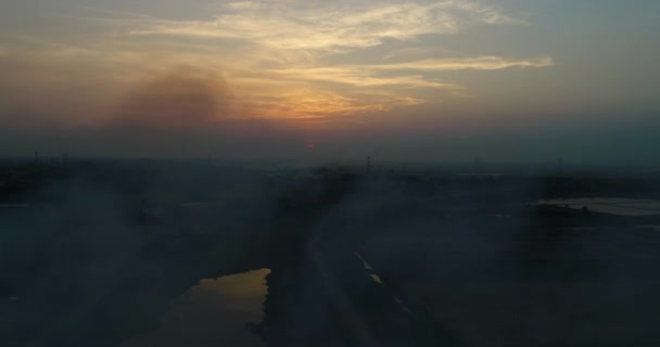 Klip Antenowy Wieczorem Patrz Spalanie Trawy Dymu Krajobrazu — Wideo stockowe