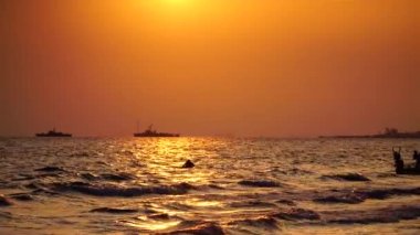 Siluet Klip, birçok kişi akşam gün denizde oynarken zevk.