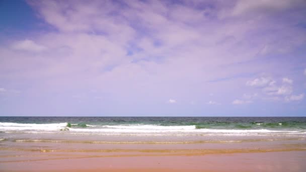 Bela Cena Praia Areia Mar Claro Céu Brilhante — Vídeo de Stock