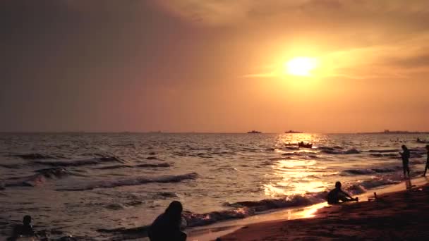 Silhouettenclip Viele Menschen Genießen Abend Meer Spielen — Stockvideo