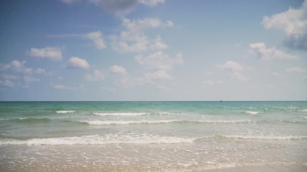 Песчаный Пляж Бирюзовое Море Солнечное Голубое Небо — стоковое видео