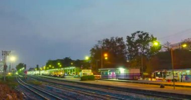 Bang Sue Tren İstasyonu akşam, Tren İstasyonu ve toplu taşıma Bangkok Tayland.