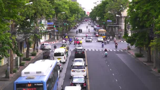 Grüne Straße Verkehr Wochenende Nicht Chaotisch — Stockvideo