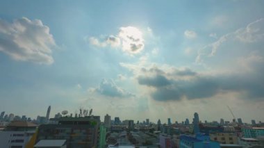 Stratocumulus bulutları bir katman oluşturur ve Tayland 'ın Bangkok kentindeki yerleşim yerlerindeki binaların üzerinden hızla geçer..