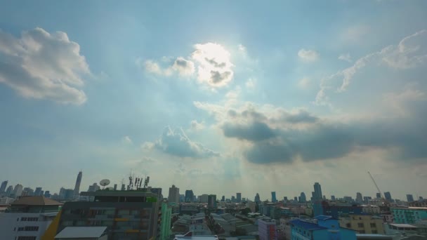 Nuvens Stratocumulus Formam Uma Camada Movem Rapidamente Sobre Edifícios Cidade — Vídeo de Stock