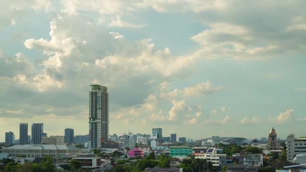 在泰国曼谷的一个居民区 层次分明的云彩形成了一层云彩 在城市建筑上空快速移动 — 图库视频影像