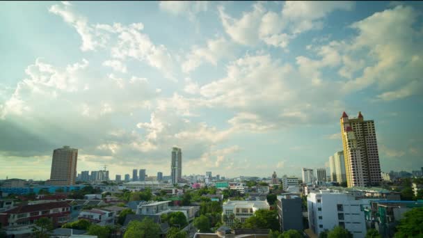 Stratocumulus Mraky Tvoří Vrstvu Rychle Pohybují Nad Budovami Města Rezidenční — Stock video