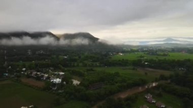 Kuş bakışı video, Tayland 'ın kuzeyindeki köy.