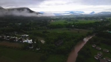 Kuş bakışı video, Tayland 'ın kuzeyindeki köy.