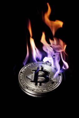 Siyah izole yangın gümüş bitcoin yanan