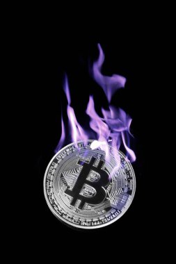 Siyah izole mavi alev gümüş bitcoin yanan