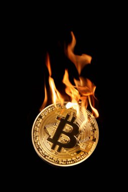 Siyah altın bitcoin izole yangında yanan