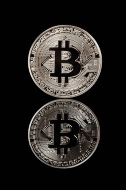Siyah arka plan üzerine gümüş Bitcoin.
