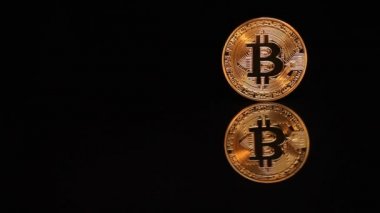 Altın bitcoin para rulo ve çevresinde dönen