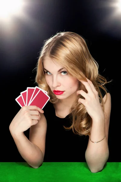 Молодая девушка играет в азартные игры — стоковое фото