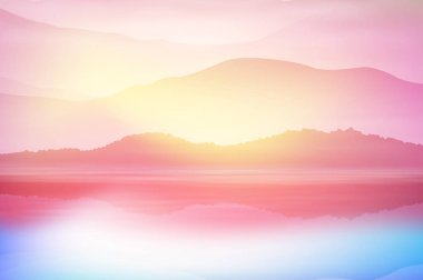 Deniz ve dağ ile arka plan. Günbatımı Zamanı.