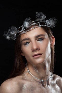 Portrete moda gencin şehit suretinde