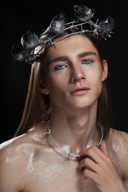 Portrete moda gencin şehit suretinde