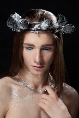 Portrete moda gencin şehit suretinde