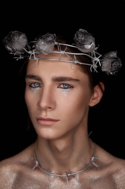 Portrete moda gencin şehit suretinde