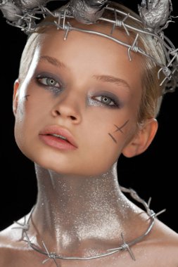 Şehit suretinde genç kadın moda Portrete