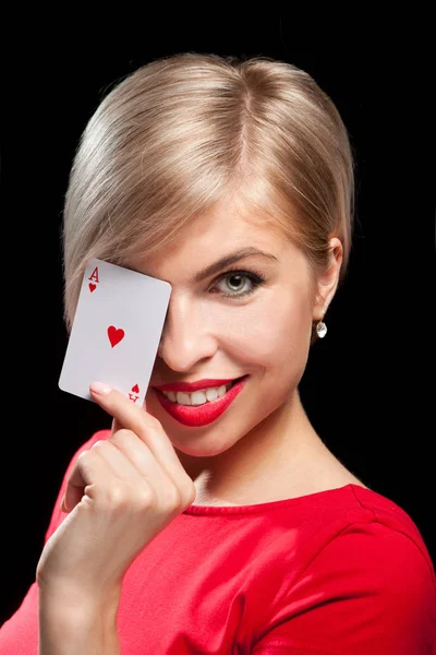 Menina loira bonita mostrando um cartão de poker — Fotografia de Stock
