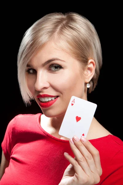 Güzel sarışın kız poker kartı gösteriyor.