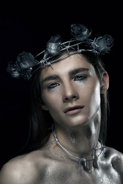 Portrete moda gencin şehit suretinde