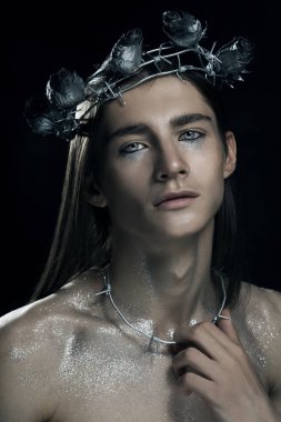 Portrete moda gencin şehit suretinde