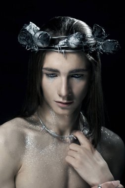 Portrete moda gencin şehit suretinde