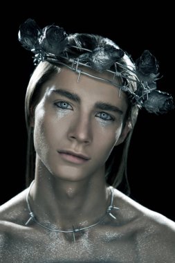 Portrete moda gencin şehit suretinde