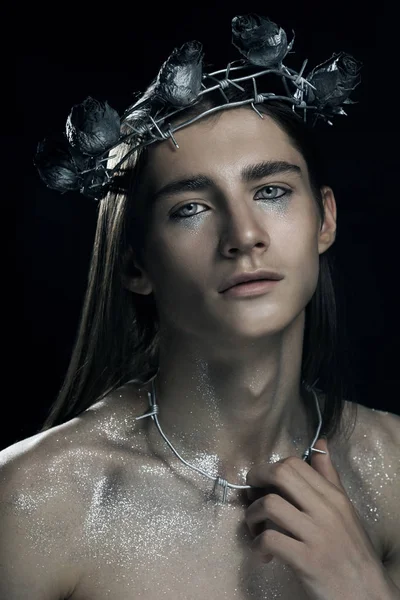 Portrete moda gencin şehit suretinde